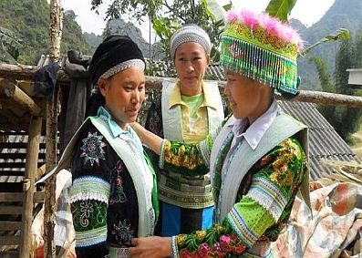 Наряд женщин народности Монг - ảnh 1